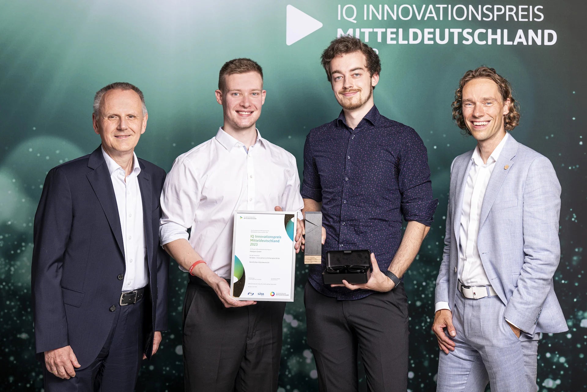Healyan team holding the award for first place at IQ Innovationspreis Mitteldeutschland